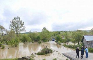 Eflani Kaymakamı Tokur, yağıştan etkilenen köylerde...