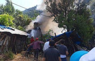 Göynük'te çıkan yangında ev ile bitişiğindeki...