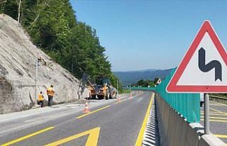 Heyelan nedeniyle ulaşımın kontrollü sağlandığı...