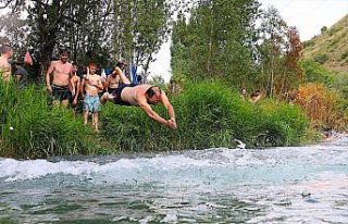 Bayburt'ta sıcaktan bunalan vatandaşlar nehirde...