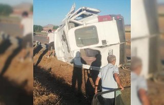 Çorum'da devrilen minibüsteki 3 kişi yaralandı