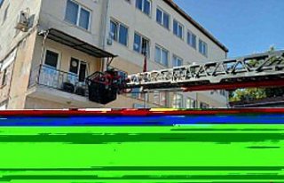 Çorum'da okulun balkonunda mahsur kalan çocuğu...