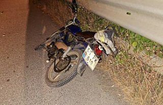 Bafra'da bariyere çarparak devrilen motosikletin...