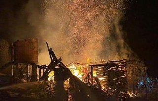 Sinop'ta ahşap ev yanarak kullanılamaz hale...