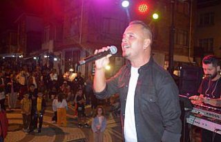 Akçakoca'daki konserde pop müzik sanatçısı...