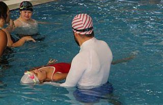 Amasya'da otizmli çocuklara yüzme eğitimi...