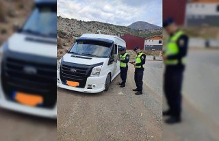 Artvin'de jandarma ekipleri okul servislerini denetliyor