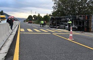 Bolu Dağı'nda tomruk yüklü kamyonun devrilmesi...
