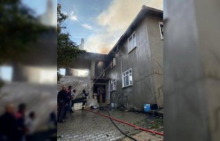 Bolu'da 2 katlı ev yangında hasar gördü