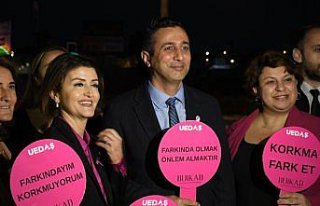 Bursa'da sokak lambaları meme kanseri farkındalığı...