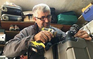 Hasan usta 3 metrekarelik dükkanında 32 yıldır...