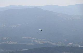Paraşüt tutkunları Abant'ta atlayış yaptı