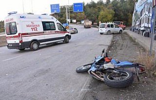 Sinop'ta otomobille çarpışan motosikletteki...