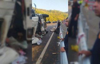 Zonguldak'ta devrilen kamyondaki 2 kişi yaralandı
