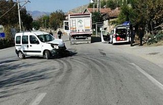 Çorum'da kamyonla hafif ticari araç çarpıştı,...