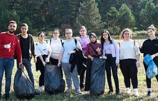 Mengen'de üniversite öğrencileri çevre temizliği...