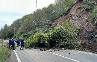 Pazar-Hemşin kara yolunda ulaşım heyelan nedeniyle...