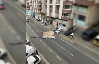 Trabzon'da bir kişi rüzgarda savrulan çatının...