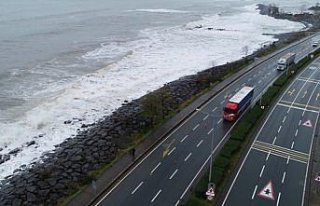 Trabzon'da dev dalgalar Karadeniz Sahil Yolu'nda ulaşımı...