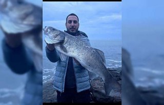 Akçakoca'da amatör balıkçı 8 kilogram ağırlığında...