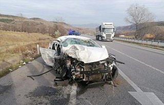 Amasya'da minibüsle otomobil çarpıştı 5'i öğrenci...