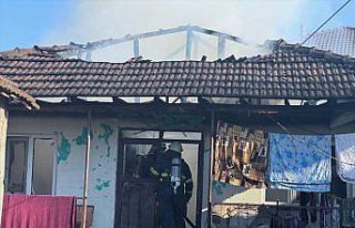 Düzce'de yangın çıkan evdeki yaşlı kadın kurtarıldı