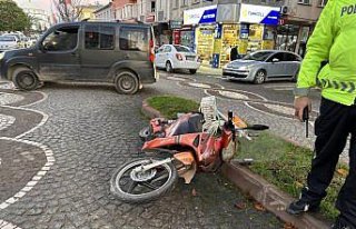 Gerze'de otomobille çarpışan elektrikli motosikletin...