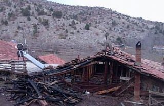 Çorum'da çatısı yanan evde hasar oluştu