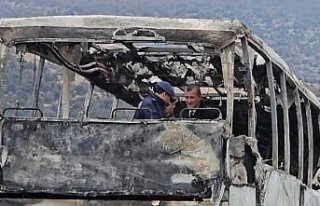 Çorum'da yolcu otobüsü kamyona çarptı, 2...