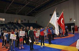 Hakkari'de düzenlenen Okul Sporları Güreş...