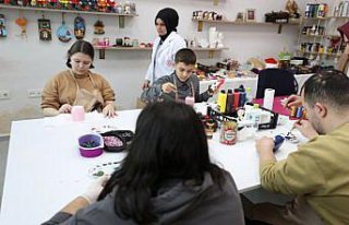 Otizmlilerin öğrenirken ürettiği hediyelik eşyalar,...