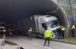 Trabzon'da tünel duvarına çarpan tırın sürücüsü...