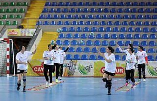 A Milli Kadın Hentbol Takımı, Karadağ maçında...