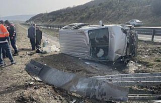 Anadolu Otoyolu'nda bariyere çarpan hafif ticari...