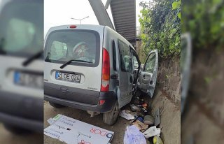 Giresun'da üst geçidin ayağına çarpan kamyonetteki...