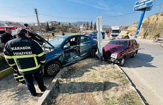 Karabük'te iki otomobilin çarpıştığı kazada...