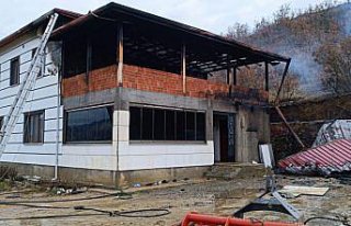 Osmancık'ta evde çıkan yangını itfaiye ekipleri...