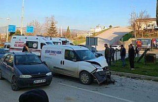 Sinop'ta iki hafif ticari aracın çarpıştığı...