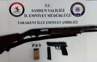 Yakakent'te bir araçta ruhsatsız silahlar bulundu