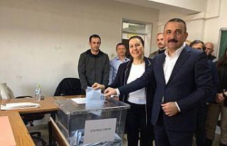 Zonguldak Valisi Hacıbektaşoğlu ile Belediye Başkanı...