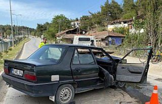 Boyabat'ta devrilen otomobildeki 2 kişi yaralandı