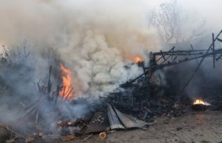 Depoda çıkarak ahır ve samanlığa sıçrayan yangın...