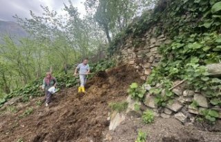 Dik yamaçlardaki tarım arazilerini toprak taşıyarak...