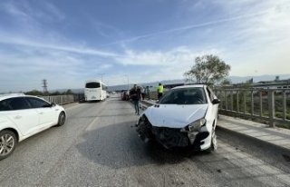 Düzce'de bariyere çarpan otomobildeki 2 kişi...