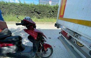 Düzce'de park halindeki tıra çarpan kurye...