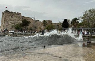 Fırtına, Sinop sahilinde yüksekliği 3 metreyi...
