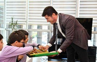 Ortahisar Belediye Başkanı Kaya, koltuğunu ilkokul...
