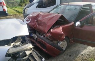 Samsun'da iki otomobil çarpıştı, 8 kişi...