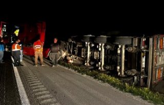 Samsun'da yonca yüklü tır şarampole devrildi