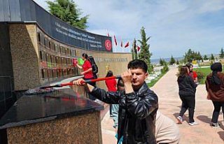 Suluova'da lise öğrencileri şehitliği temizledi